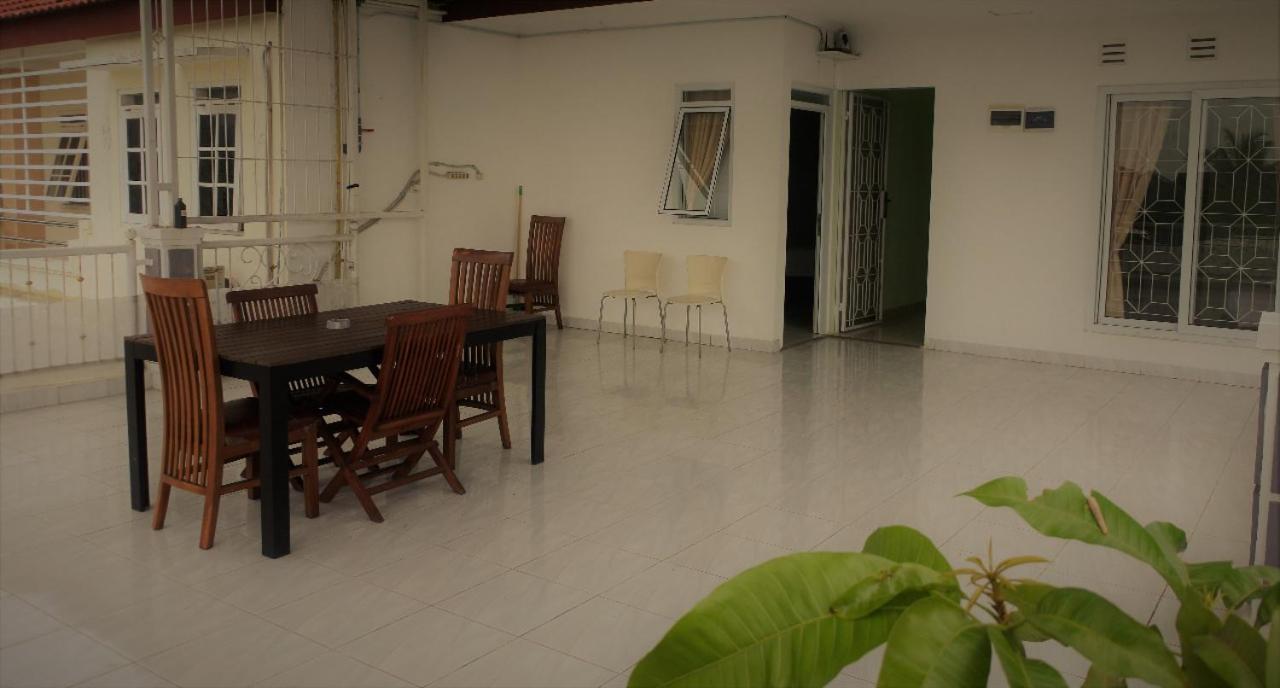 Aquina House Hotel Bogor Exterior photo