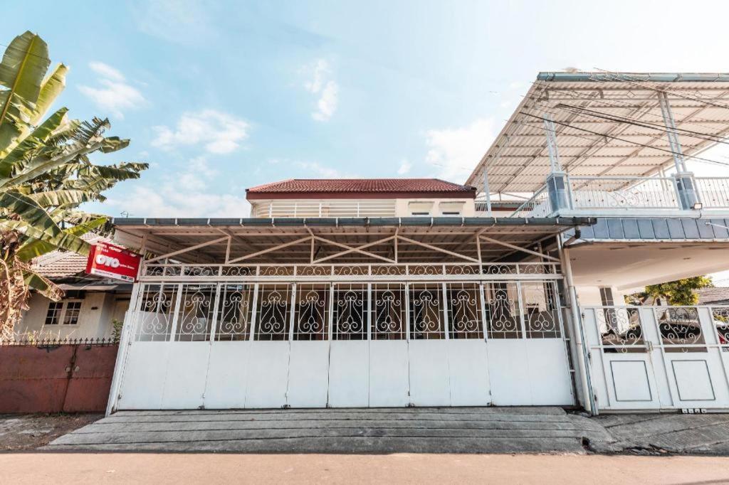 Aquina House Hotel Bogor Exterior photo
